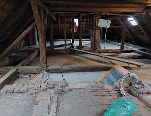 Zateplení stropu rodinného domu a zhotovení podlahy půdy